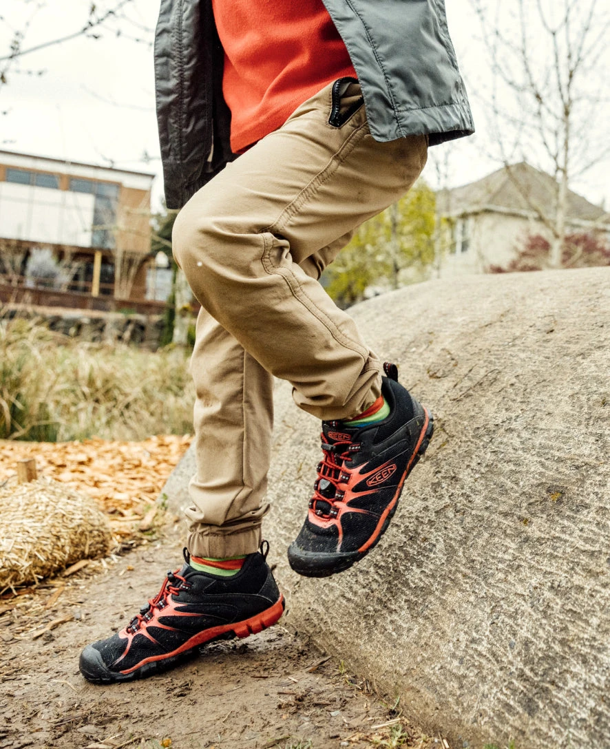 Keen Big Kids' Chandler 2 CNX Sneaker | Black/Red Carpet - Image 6