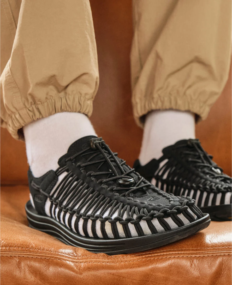 Keen Men's UNEEK | Tortoise Shell/Red Carpet - Image 6