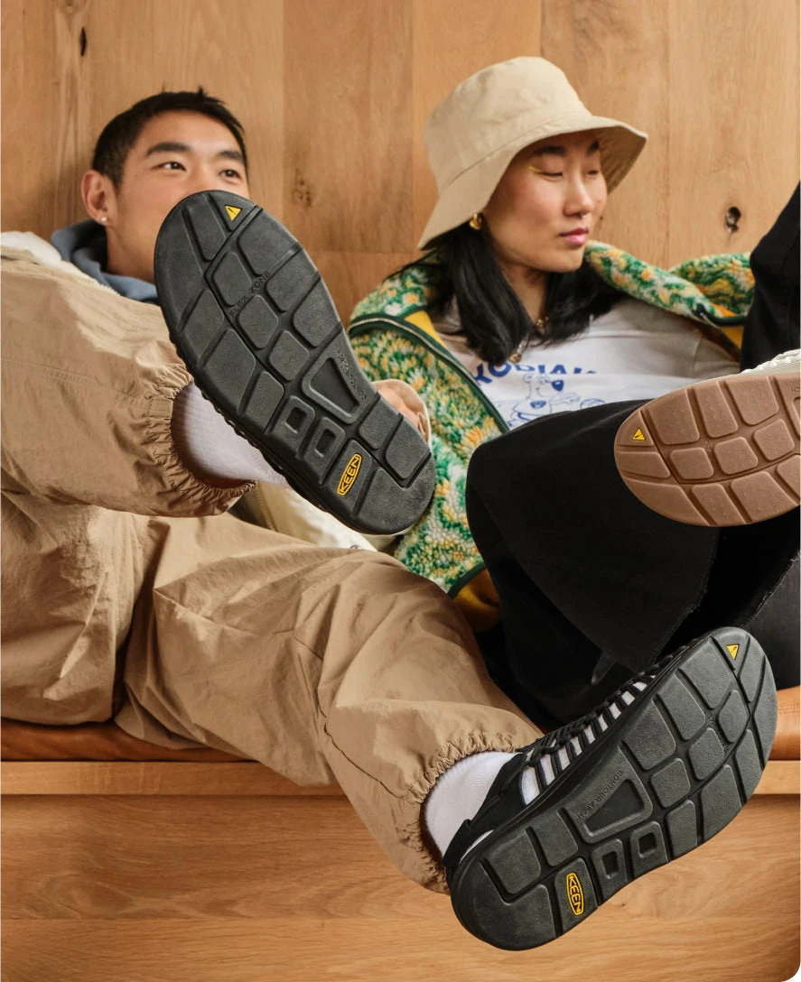 Keen Men's UNEEK | Tortoise Shell/Red Carpet - Image 7